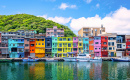 Casas coloridas no porto de pesca de Zhengbin, Taiwan