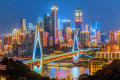 Skyline da noite de Chongqing com ponte do rio de Yangtze