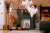Uma sala de estar festiva decorada para o Halloween
