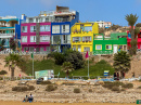Casas coloridas próximas à praia em Aghroud, Marrocos