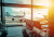 Área de espera do portão do aeroporto e jato