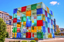 Um enorme cubo de vidro colorido em Málaga