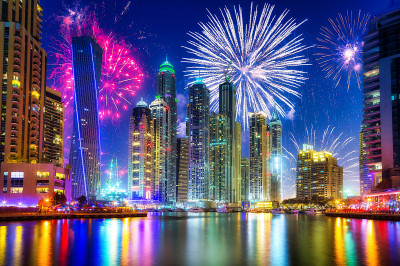 Fogos de Artifício na Véspera de Ano Novo em Dubai, Emirados Árabes Unidos