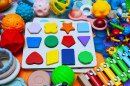Uma pilha de brinquedos infantis diferentes