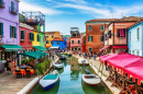 Casas Coloridas com Barcos na Ilha de Burano, Itália