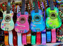 Ukuleles Coloridos em um Mercado Mexicano