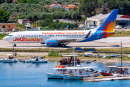 Um Boeing 737-800 no Aeroporto de Skiathos, Grécia