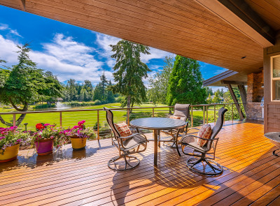 Pátio Brilhante e Ensolarado