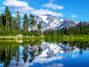 Um lago com reflexo do Monte Shuksan, WA, EUA