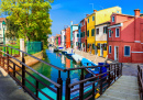 A colorida cidade pesqueira de Burano, Veneza, Itália