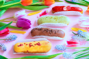 Éclairs encantadores e flores vibrantes