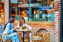 Jovens em um Café de Rua