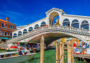 Vaporetto passa sob a Ponte Rialto, em Veneza