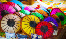Souvenirs em um mercado noturno no Laos