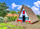 Cabanas tradicionais na vila de Santana