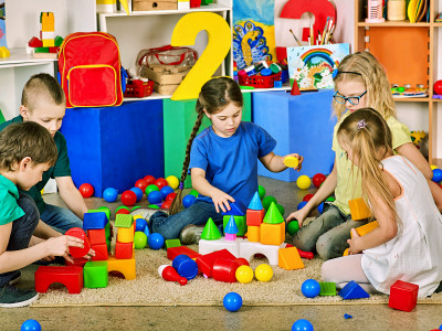 Crianças em idade pré-escolar se divertindo juntas