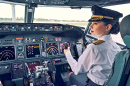 Copiloto feminina no cockpit de um avião