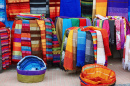 Tecidos e tapetes coloridos em Essaouira, Marrocos