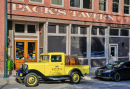 Antigo caminhão amarelo Ford em Asheville, NC, EUA