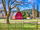 Velho Celeiro Vermelho em uma Fazenda no Oregon, EUA