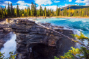 Poderosas Cataratas Athabasca no Parque Nacional Jasper, AB, Canadá