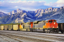 Trem de carga chegando a Jasper, Alberta, Canadá