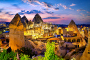 Cidade Goreme ao Pôr do Sol, na Capadócia, Turquia