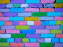 Parede de tijolos pintada por crianças