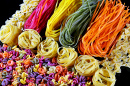 Massas italianas coloridas de perto