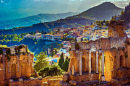 Ruínas do Teatro em Taormina no Sunset, Sicília