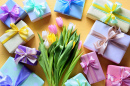 Composição de Tulipas e Caixas de Presente