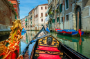 Gôndola ornamentada em um canal tranquilo, Veneza, Itália