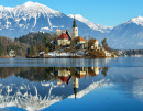 Lago Sangrado na Eslovênia em um dia gelado de inverno