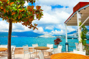 Calçadão à beira-mar em Tivat, Montenegro