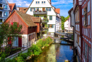Canal no Bairro dos Pescadores em Ulm, Alemanha