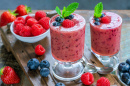 Smoothie de frutas vermelhas mistas com hortelã fresca