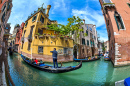 Gôndola em um canal em Veneza, Itália