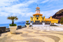Calçadão costeiro e Farol na Ilha da Madeira