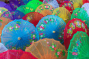 Vista Colorida de Guarda-Chuvas Artesanais