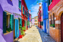 Rua Estreita de Paralelepípedos de Burano, Itália
