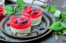Sorvete de Framboesa com Chantilly e Hortelã