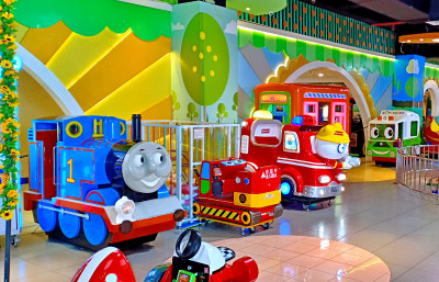 Parque infantil em um shopping em Solo, Indonésia