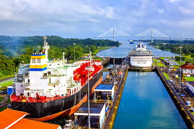 Vista do Canal do Panamá a partir de um navio de cruzeiro