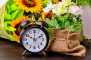 Natureza-morta com um despertador vintage e flores