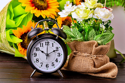 Natureza-morta com um despertador vintage e flores