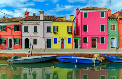 Canal pitoresco e casas brilhantes em Burano