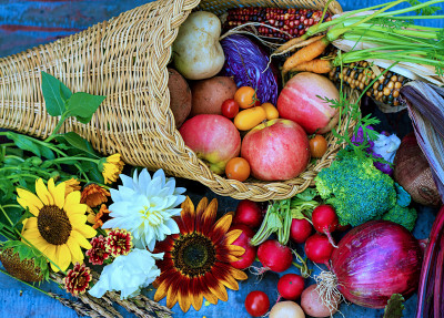 Cornucópia Transbordando Vegetais e Frutas