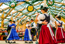 Dançarinos Bávaros no Oktoberfest em Munique, Alemanha