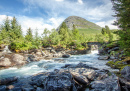 Cachoeira próxima à estrada Trollstigen, na Noruega