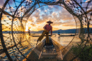 Pescadores Intha no Lago Inle em Sunset, Mianmar